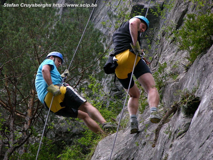 Rappel Rappellen van een 60m hoge rotswand. Kicken ! Stefan Cruysberghs